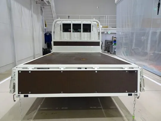 デュトロ 2t 4WD 高床 標準セミロング Wキャブ 未使用車