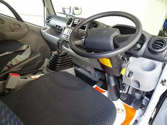 デュトロ 2t 4WD 高床 標準セミロング Wキャブ 未使用車