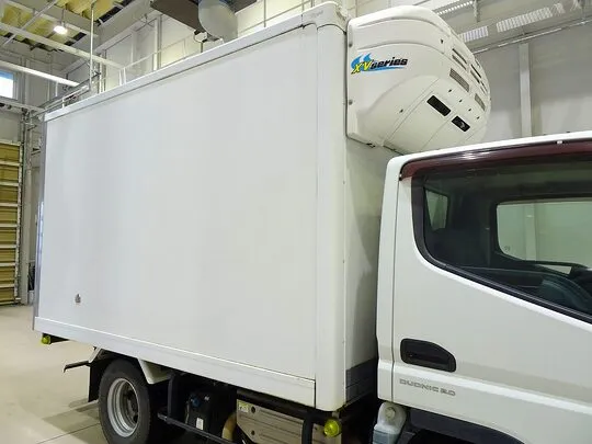 キャンター 1.35t 4WD 全低床 Wタイヤ 中温冷凍車