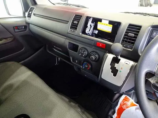ハイエースバン DX GLパッケージ 1t 4WD 3/6人乗り 5ドア 未使用車
