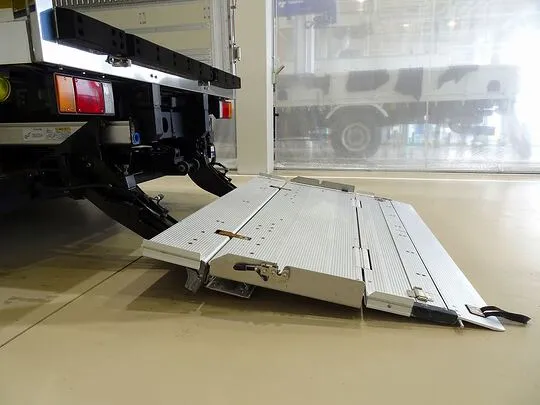 エルフ 3t 高床 ワイドロング 低温冷凍車 スタンバイ/格納ゲート付