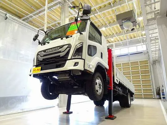 フォワード 1.9t 4WD 標準ベッド付 ユニック3段セルフクレーン付 210ps 未使用車