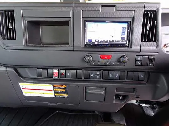 フォワード 1.9t 4WD 標準ベッド付 ユニック3段セルフクレーン付 210ps 未使用車