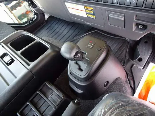 フォワード 1.9t 4WD 標準ベッド付 ユニック3段セルフクレーン付 210ps 未使用車