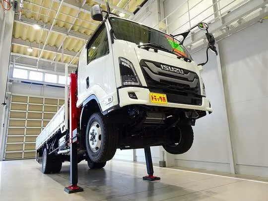 フォワード 1.9t 4WD 標準ベッド付 ユニック3段セルフクレーン付 210ps 未使用車