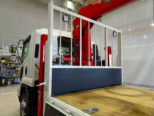 フォワード 1.9t 4WD 標準ベッド付 ユニック3段セルフクレーン付 210ps 未使用車