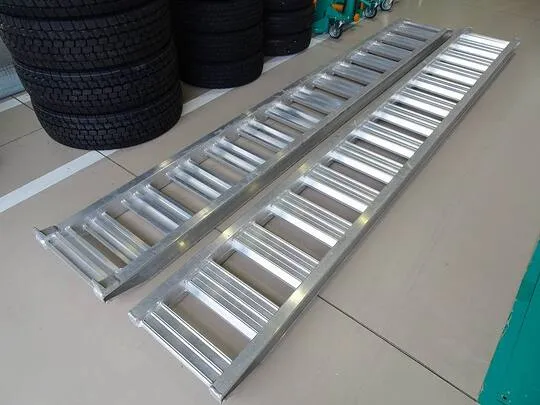 フォワード 1.9t 4WD 標準ベッド付 ユニック3段セルフクレーン付 210ps 未使用車