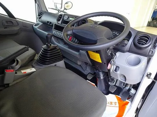 ダイナ 1.75t FJL Wタイヤ 平ボデー 未使用車