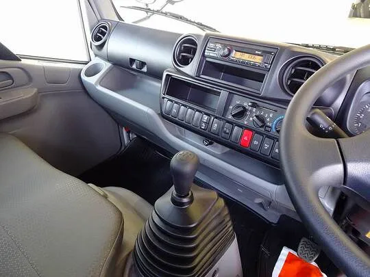 ダイナ 1.75t FJL Wタイヤ 平ボデー 未使用車