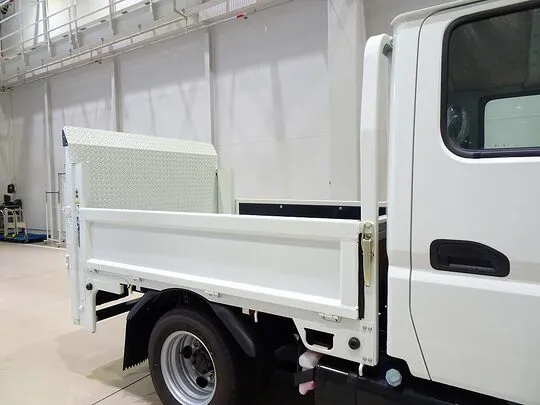 キャンター 2t 全低床 標準 Wキャブ/垂直PG付 未使用車