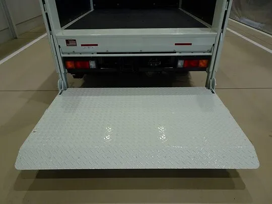 キャンター 2t 全低床 標準 Wキャブ/垂直PG付 未使用車