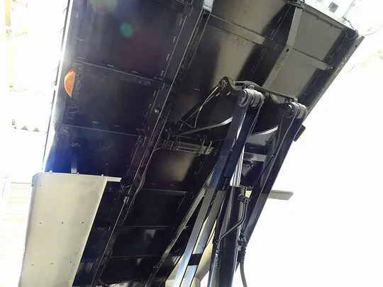 ギガ 9.2t 3軸 2デフ ダンプ 380ps
