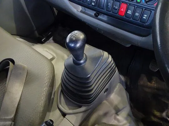 デュトロ  2t 4WD FJL 標準 タダノ3段クレーン付