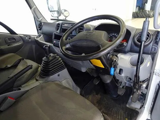 デュトロ  2t 4WD FJL 標準 タダノ3段クレーン付