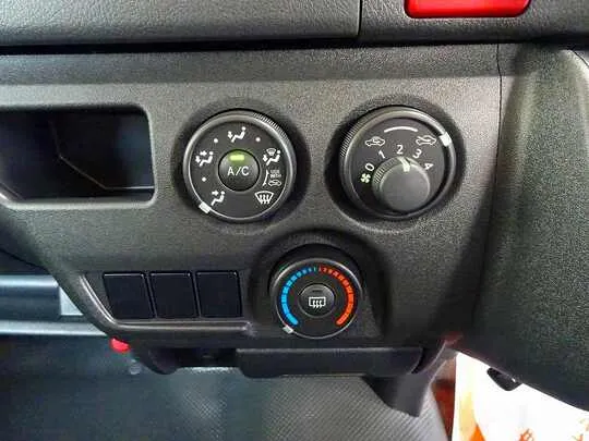 ハイエースバン DX 1t 4WD 3/6人乗り 5ドア 未使用車