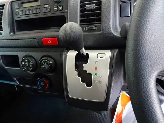 ハイエースバン DX 1t 4WD 3/6人乗り 5ドア 未使用車
