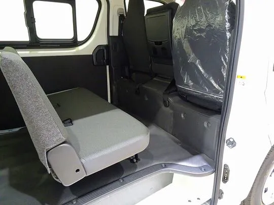 ハイエースバン DX 1t 4WD 3/6人乗り 5ドア 未使用車