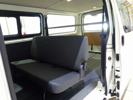 ハイエースバン DX 1t 4WD 3/6人乗り 5ドア 未使用車