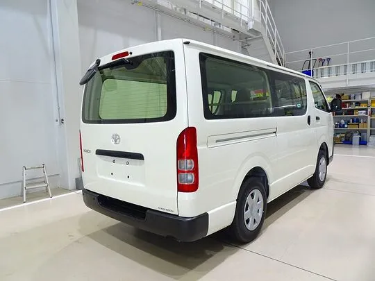ハイエースバン DX 1t 4WD 3/6人乗り 5ドア 未使用車