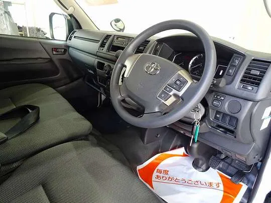 ハイエースバン DX 1t 4WD 3/6人乗り 5ドア 未使用車