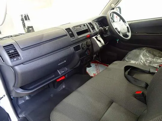 ハイエースバン DX 1t 4WD 3/6人乗り 5ドア 未使用車