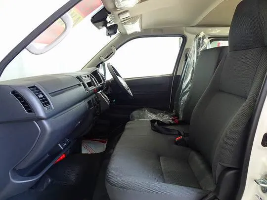 ハイエースバン DX 1t 4WD 3/6人乗り 5ドア 未使用車