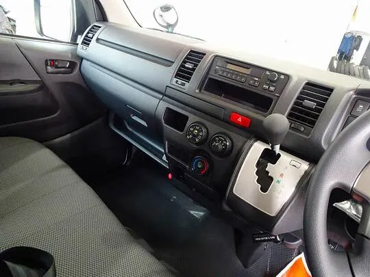 ハイエースバン DX 1t 4WD 3/6人乗り 5ドア 未使用車