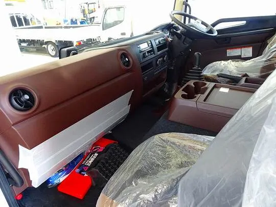 レンジャー 2.3t ワイドベッド付 低温冷凍車 格納ゲート付 リアエアサス 240ps 未使用車