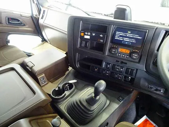 ギガ 13.8t 4軸 アルミウイング リアエアサス 380ps 未使用車