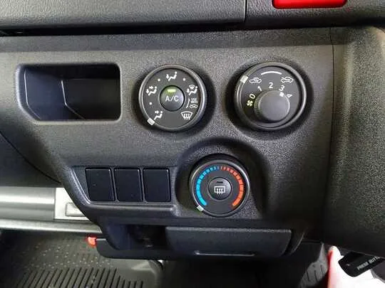 ハイエースバン DX 1t 4WD 3/6人乗り 5ドア 未使用車