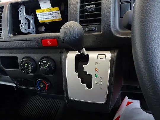ハイエースバン DX 1t 4WD 3/6人乗り 5ドア 未使用車