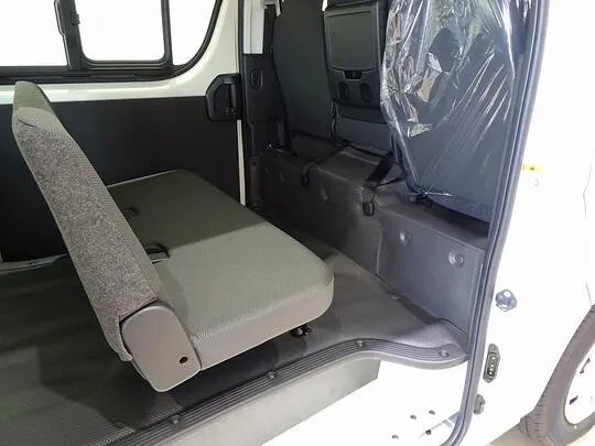 ハイエースバン DX 1t 4WD 3/6人乗り 5ドア 未使用車