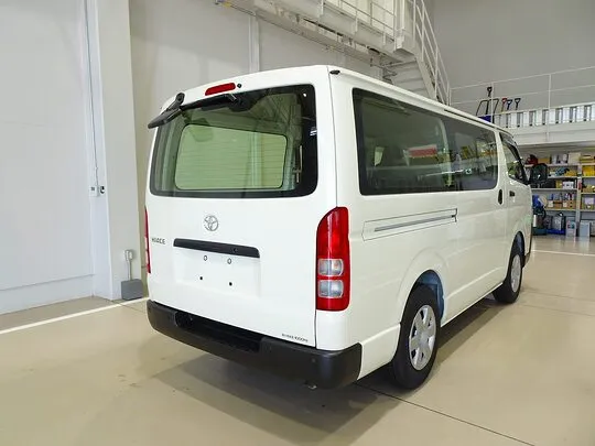 ハイエースバン DX 1t 4WD 3/6人乗り 5ドア 未使用車