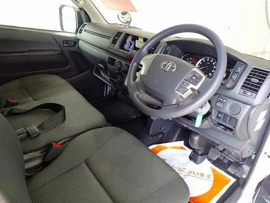 ハイエースバン DX 1t 4WD 3/6人乗り 5ドア 未使用車