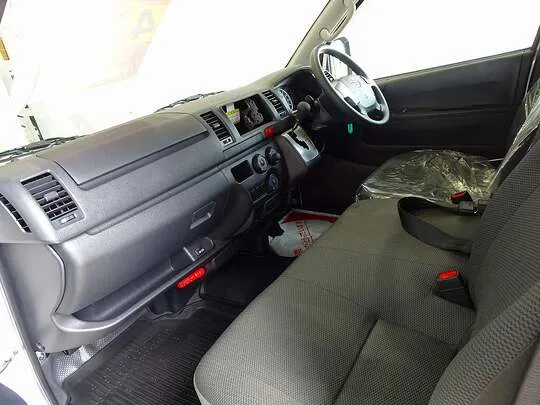 ハイエースバン DX 1t 4WD 3/6人乗り 5ドア 未使用車