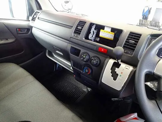 ハイエースバン DX 1t 4WD 3/6人乗り 5ドア 未使用車