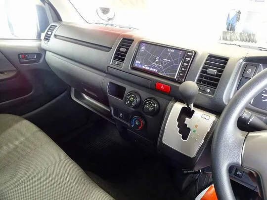 ハイエースバン DX GL-P 1t 4WD 3/6人乗り 5ドア 未使用車