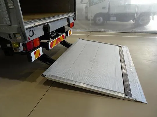 フォワード 2.55t ワイドベッド付 アルミウイング フルゲート付 240ps