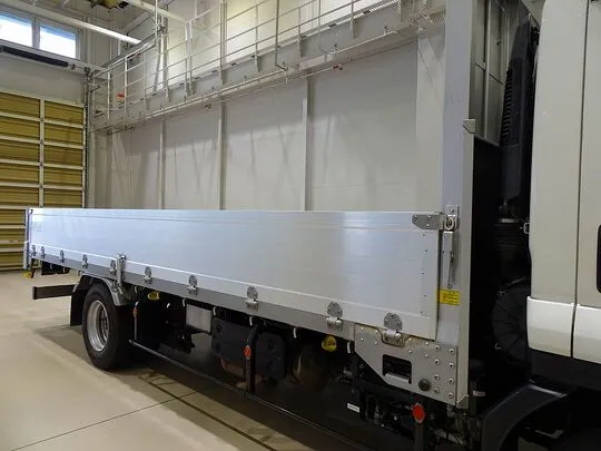 フォワード 3.75t 標準ベッドレス アルミブロック 平ボデー リアエアサス 210ps