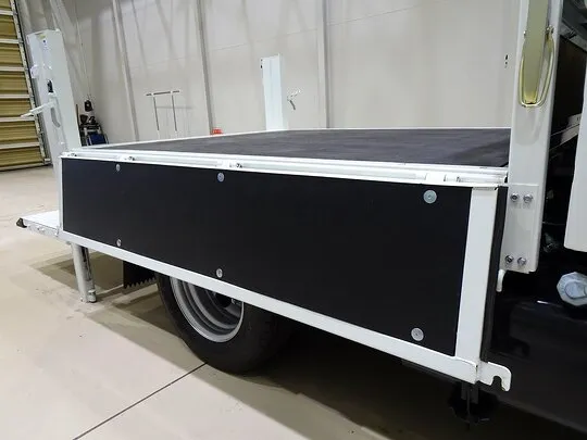 キャンター 2t 全低床 標準 Wキャブ/垂直PG付 未使用車