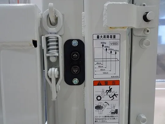 キャンター 2t 全低床 標準 Wキャブ/垂直PG付 未使用車