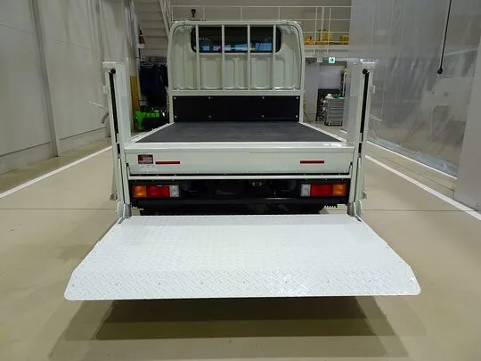 キャンター 2t 全低床 標準 Wキャブ/垂直PG付 未使用車