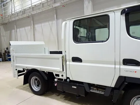 キャンター 2t 全低床 標準 Wキャブ/垂直PG付 未使用車