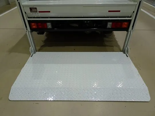 キャンター 2t 全低床 標準 Wキャブ/垂直PG付 未使用車