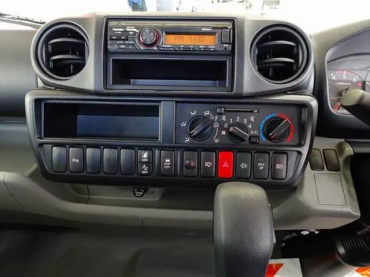 ダイナ 1.35t 4WD FJL Wタイヤ 垂直P/G付 未使用車