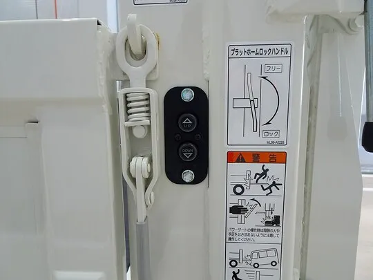 ダイナ 1.35t 4WD FJL Wタイヤ 垂直P/G付 未使用車