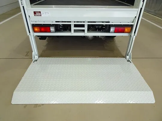 キャンター 2t 全低床 標準 Wキャブ/垂直PG付 未使用車