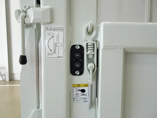 キャンター 2t 全低床 標準 Wキャブ/垂直PG付 未使用車