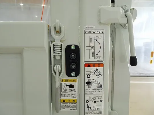 キャンター 2t 全低床 標準 Wキャブ/垂直PG付 未使用車