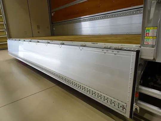 フォワード 2.7t ワイドベッド付 アルミウイング リアエアサス 210ps